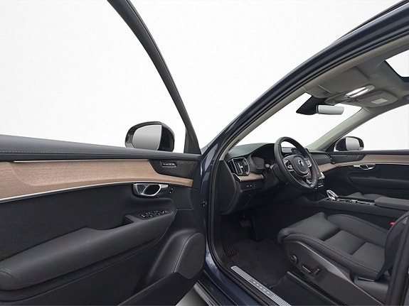 Volvo XC90 10 of 30