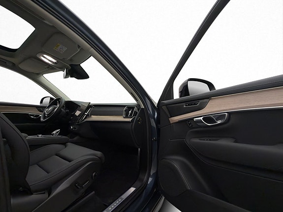 Volvo XC90 30 of 30