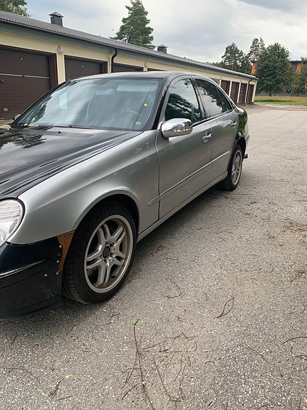 Mercedes-Benz E500 4 of 5