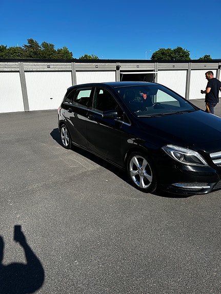 Mercedes-Benz B180 2 of 5