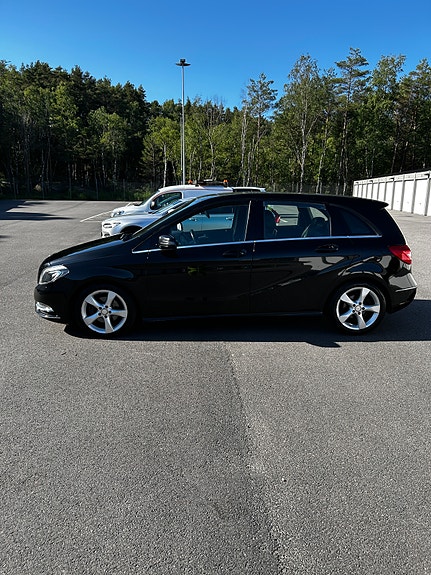 Mercedes-Benz B180 4 of 5