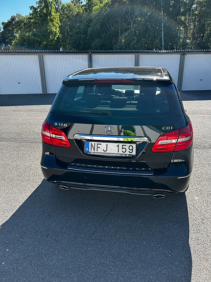 Mercedes-Benz B180 3 of 5