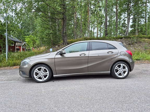 Mercedes-Benz A180 2 of 5