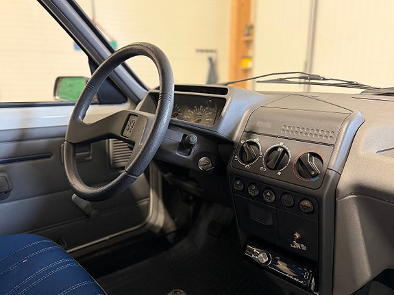Peugeot 205 18 of 28