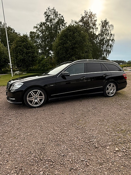 Mercedes-Benz E220 2 of 5