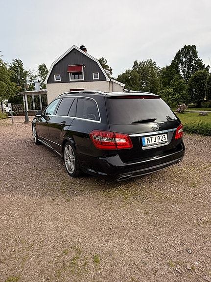 Mercedes-Benz E220 3 of 5