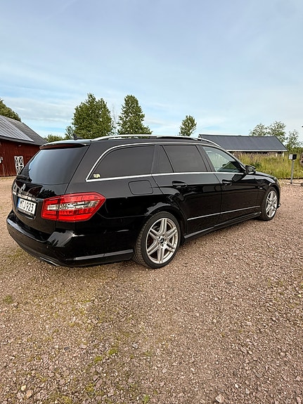 Mercedes-Benz E220 4 of 5