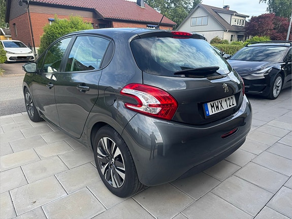 Peugeot 208 2 of 4