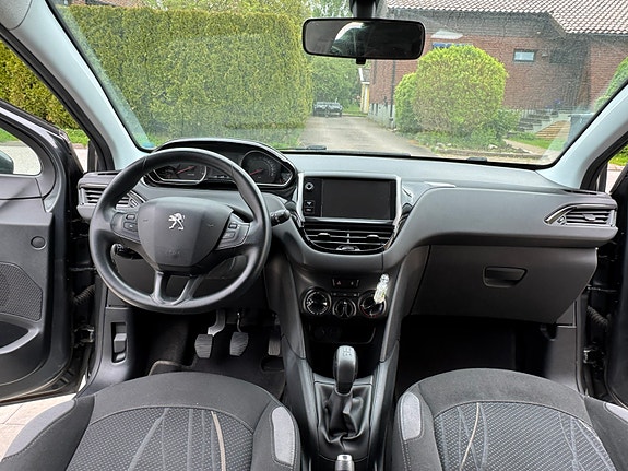 Peugeot 208 3 of 4
