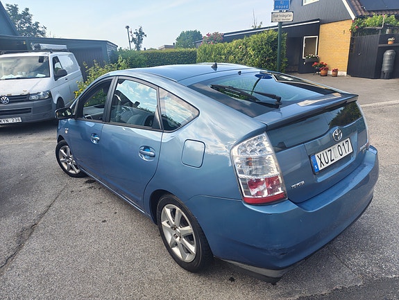Toyota Prius 5 of 5
