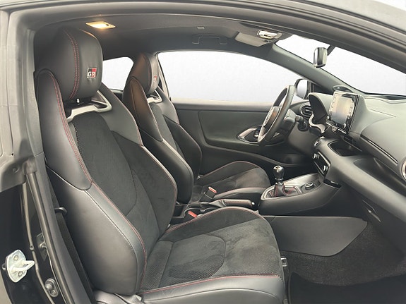 Toyota Yaris 11 of 28