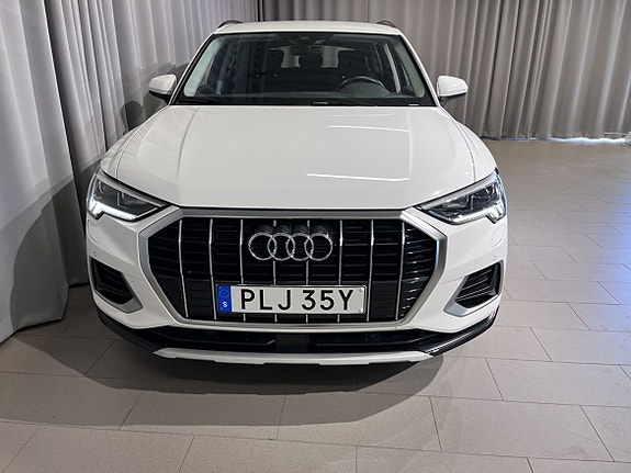Audi Q3 2 of 5