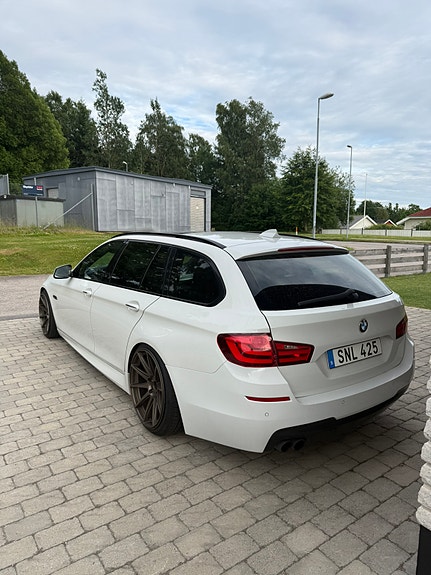 BMW 520d 2 of 4