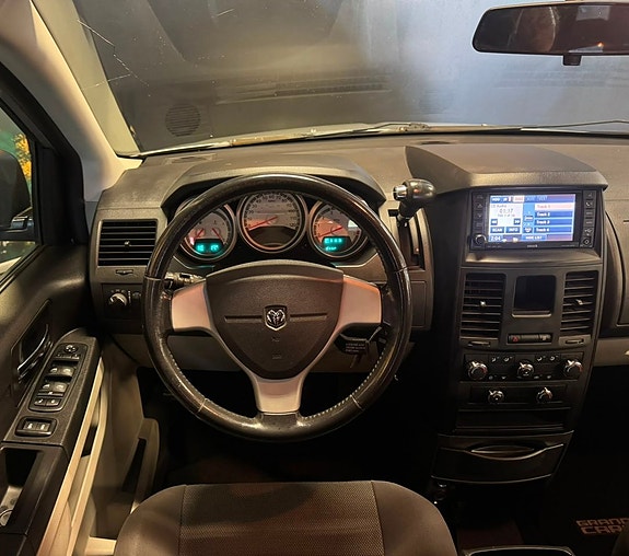 Dodge Grand Caravan 23 of 25