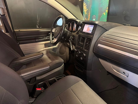 Dodge Grand Caravan 25 of 25