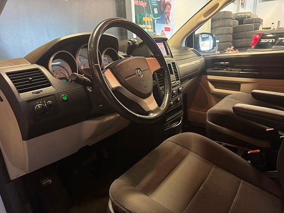 Dodge Grand Caravan 19 of 25