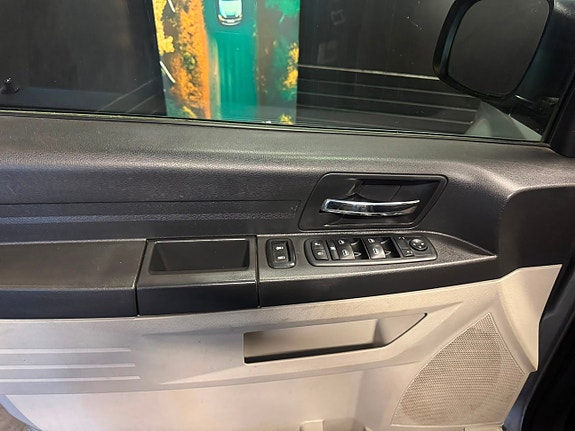 Dodge Grand Caravan 17 of 25