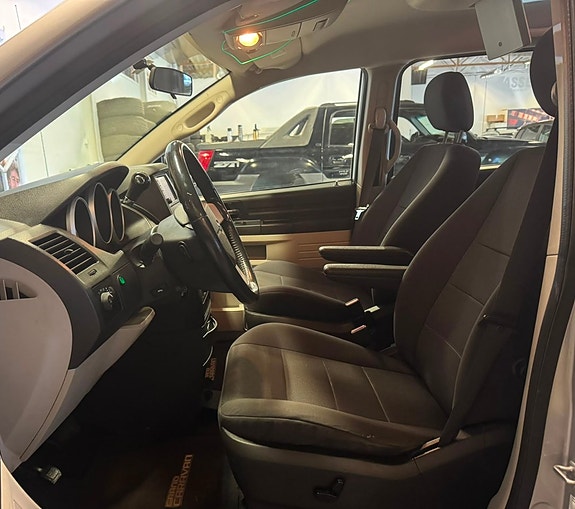 Dodge Grand Caravan 18 of 25