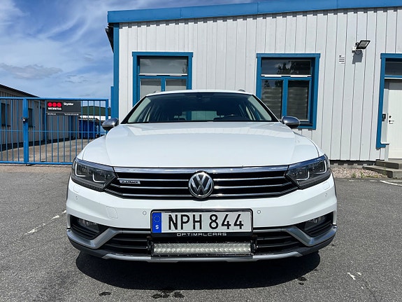 Volkswagen Passat Alltrack 3 of 5