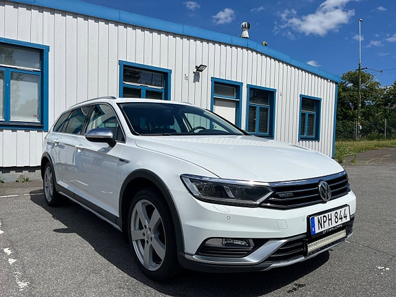 Volkswagen Passat Alltrack 2 of 5