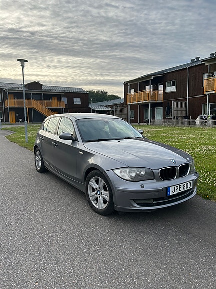 BMW 118d 2 of 5