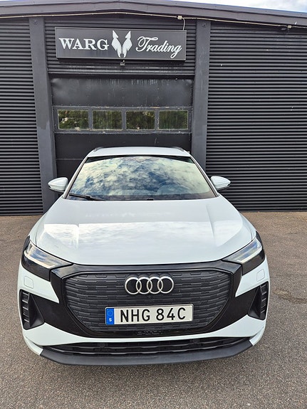 Audi Q4 e-tron 3 of 5