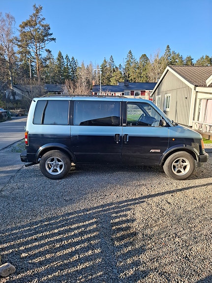 Chevrolet Astro 2 of 5