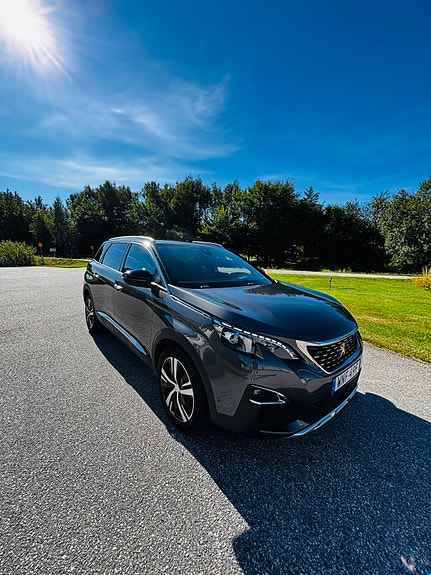 Peugeot 5008 2 of 5