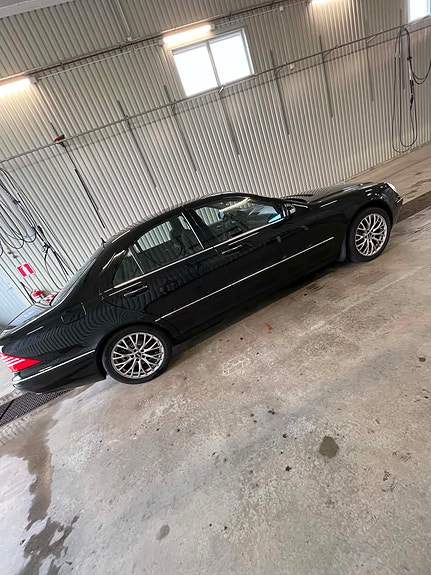 Mercedes-Benz S320 2 of 10
