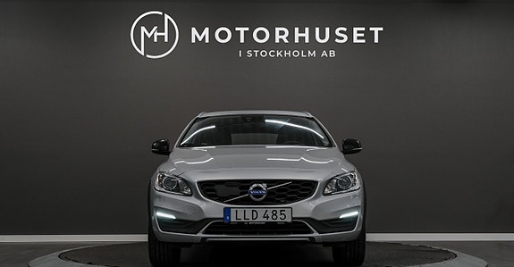 Volvo V60 Cross Country 2 of 5