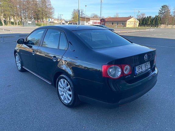 Volkswagen Jetta 2 of 2