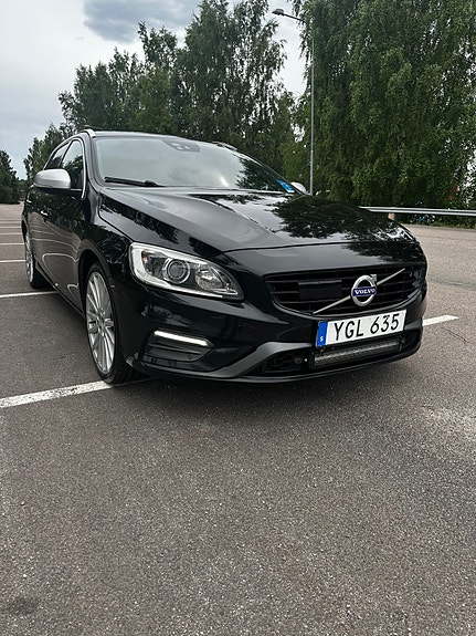Volvo V60 2 of 5