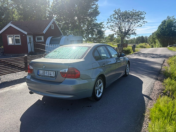BMW 318d 2 of 6