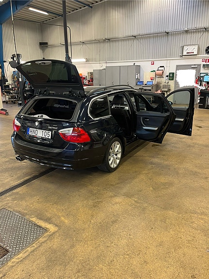 BMW 325i 4 of 5