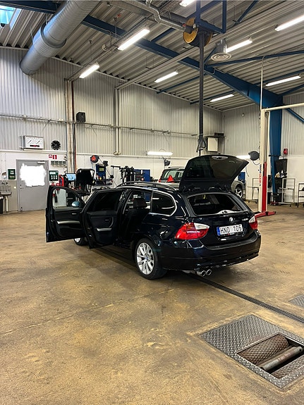 BMW 325i 3 of 5