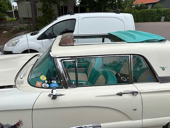 Ford Thunderbird 3 of 4