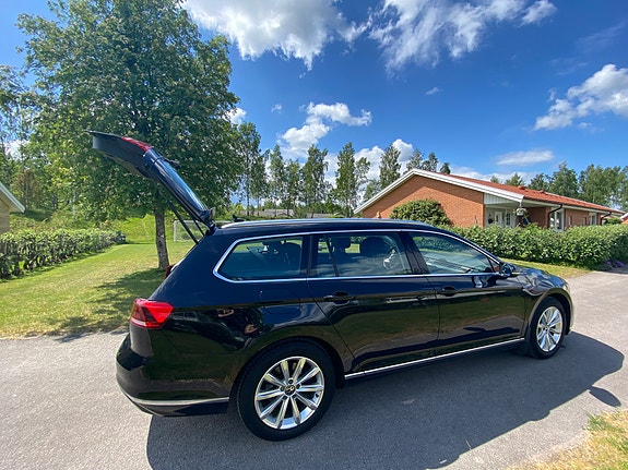 Volkswagen Passat 12 of 15