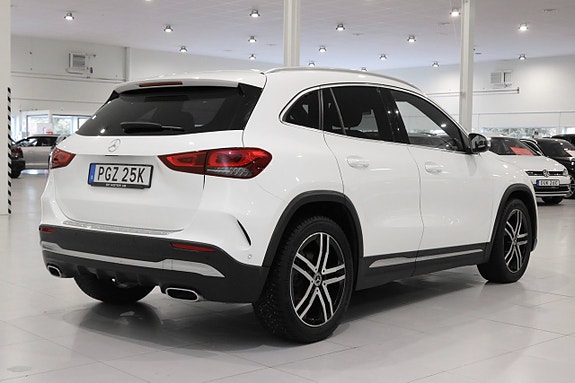 Mercedes-Benz GLA200 3 of 29