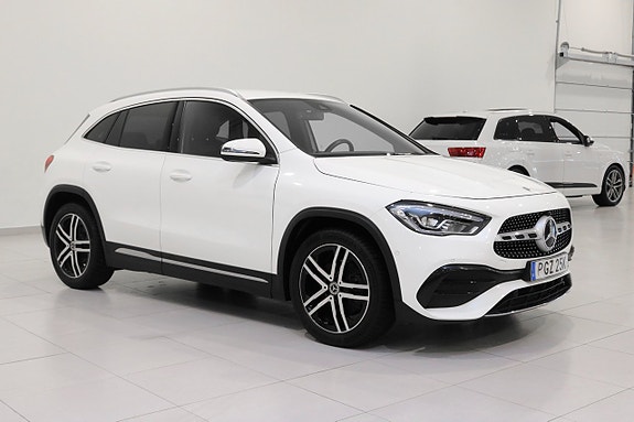 Mercedes-Benz GLA200 2 of 29