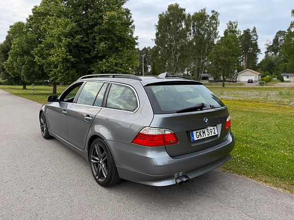 BMW 523i 2 of 5