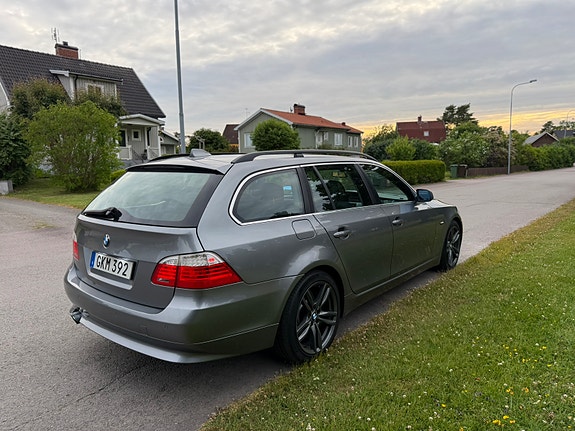BMW 523i 3 of 5