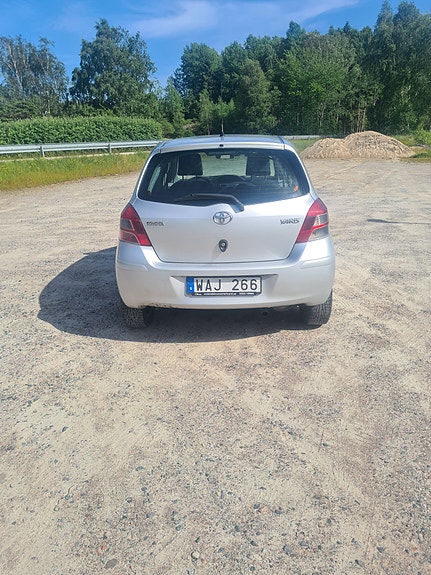 Toyota Yaris 3 of 5