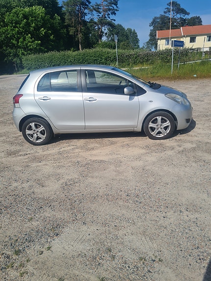 Toyota Yaris 2 of 5