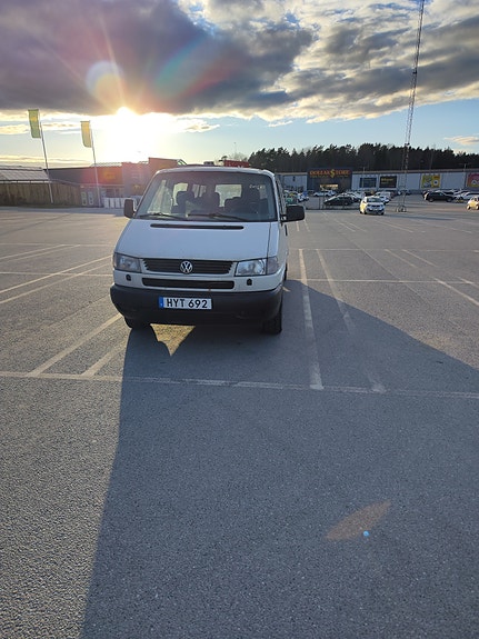 Volkswagen Caravelle 2 of 3