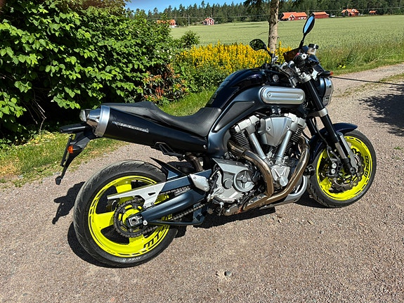 Yamaha MT-01 3 of 5