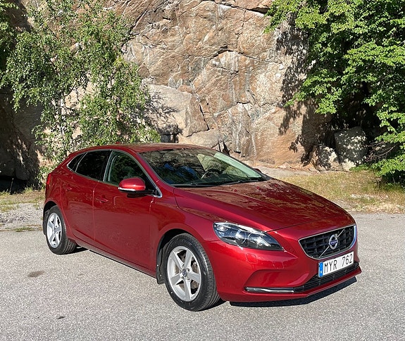 Volvo V40 2 of 8