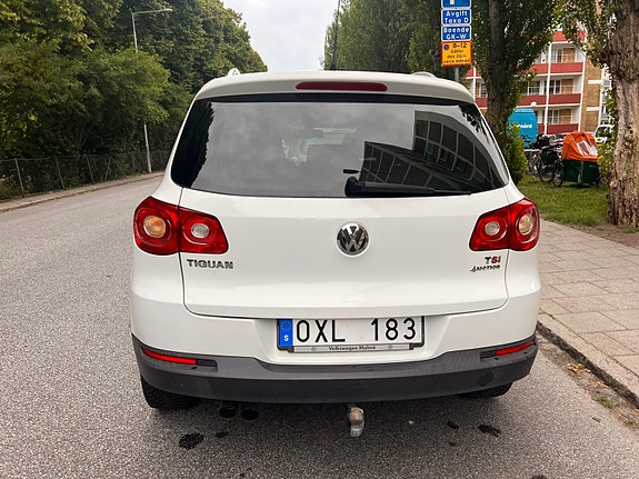 Volkswagen Tiguan 2 of 5