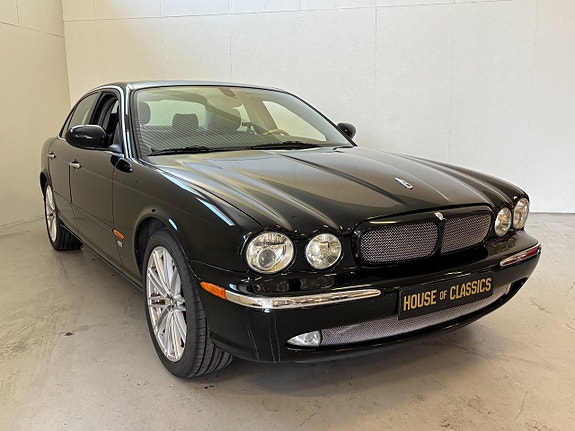 Jaguar XJR 3 of 5