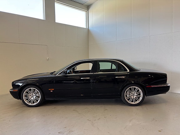 Jaguar XJR 4 of 5