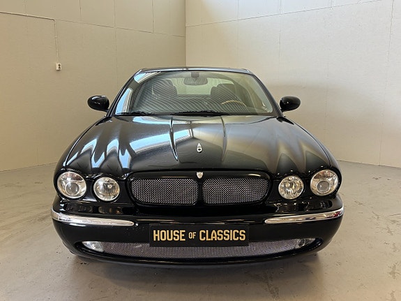 Jaguar XJR 2 of 5